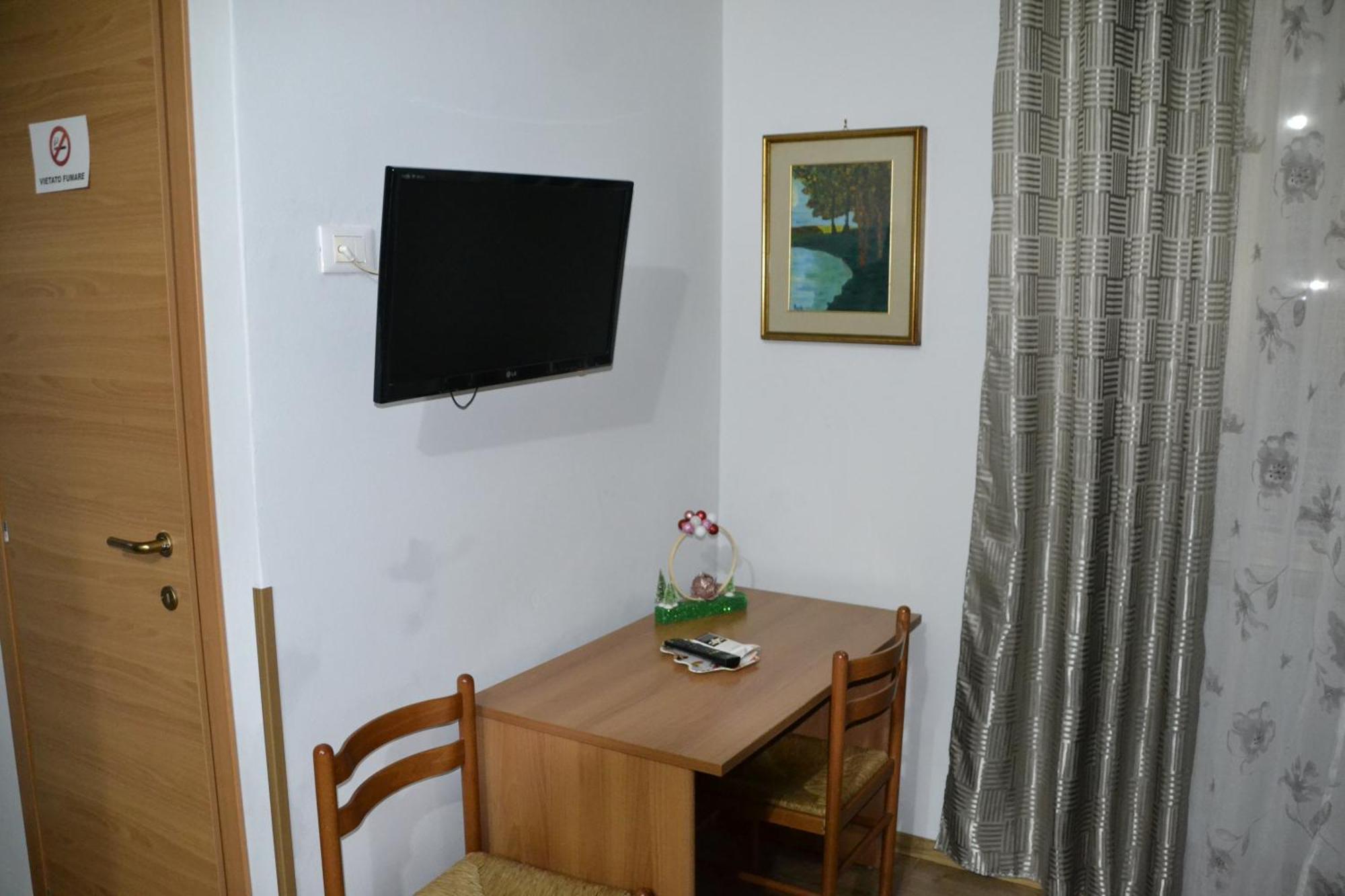 Aurora Boreale Hotel Рим Екстериор снимка